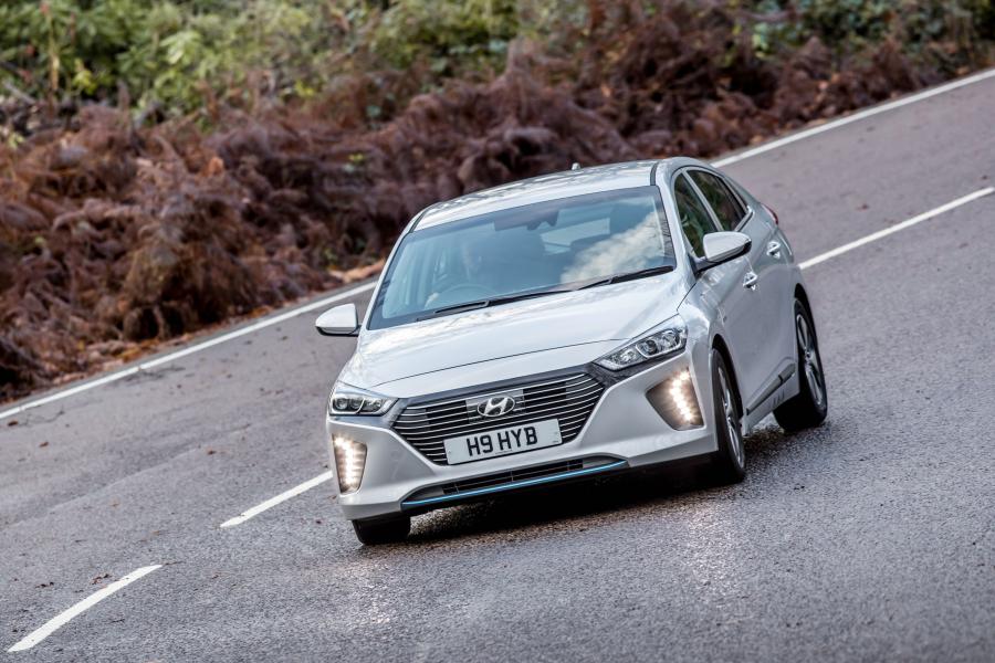  Hyundai IONIQ plug-in hybrid (AE) 2017 года  (UK) (фото 15 из 34)